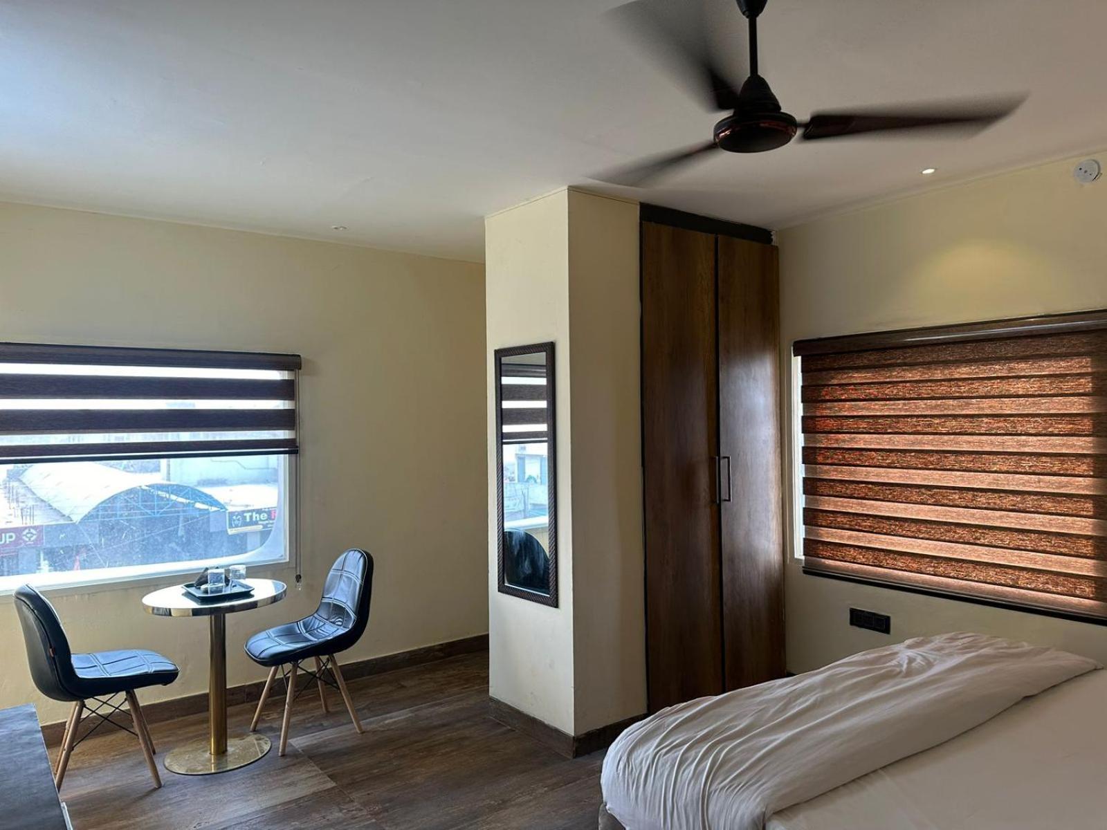 Hotel Kritika เกรทเตอร์นอยดา ภายนอก รูปภาพ