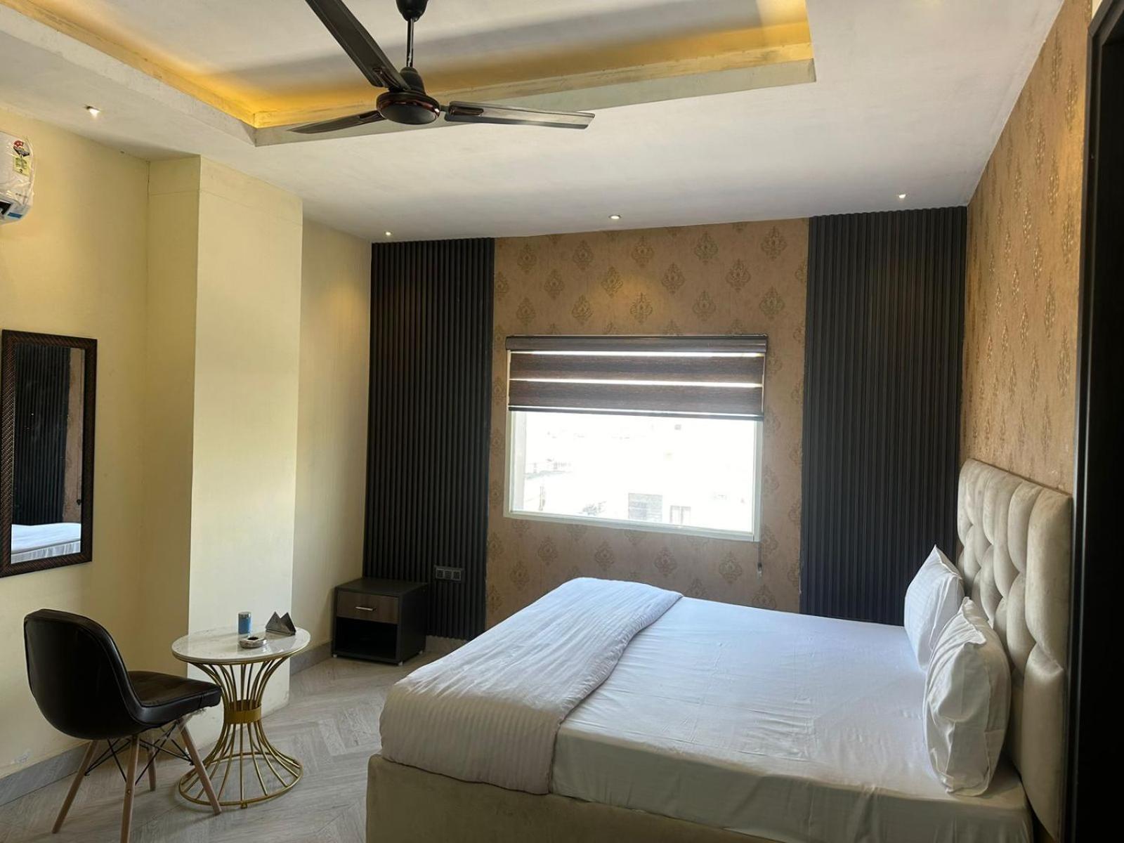 Hotel Kritika เกรทเตอร์นอยดา ภายนอก รูปภาพ