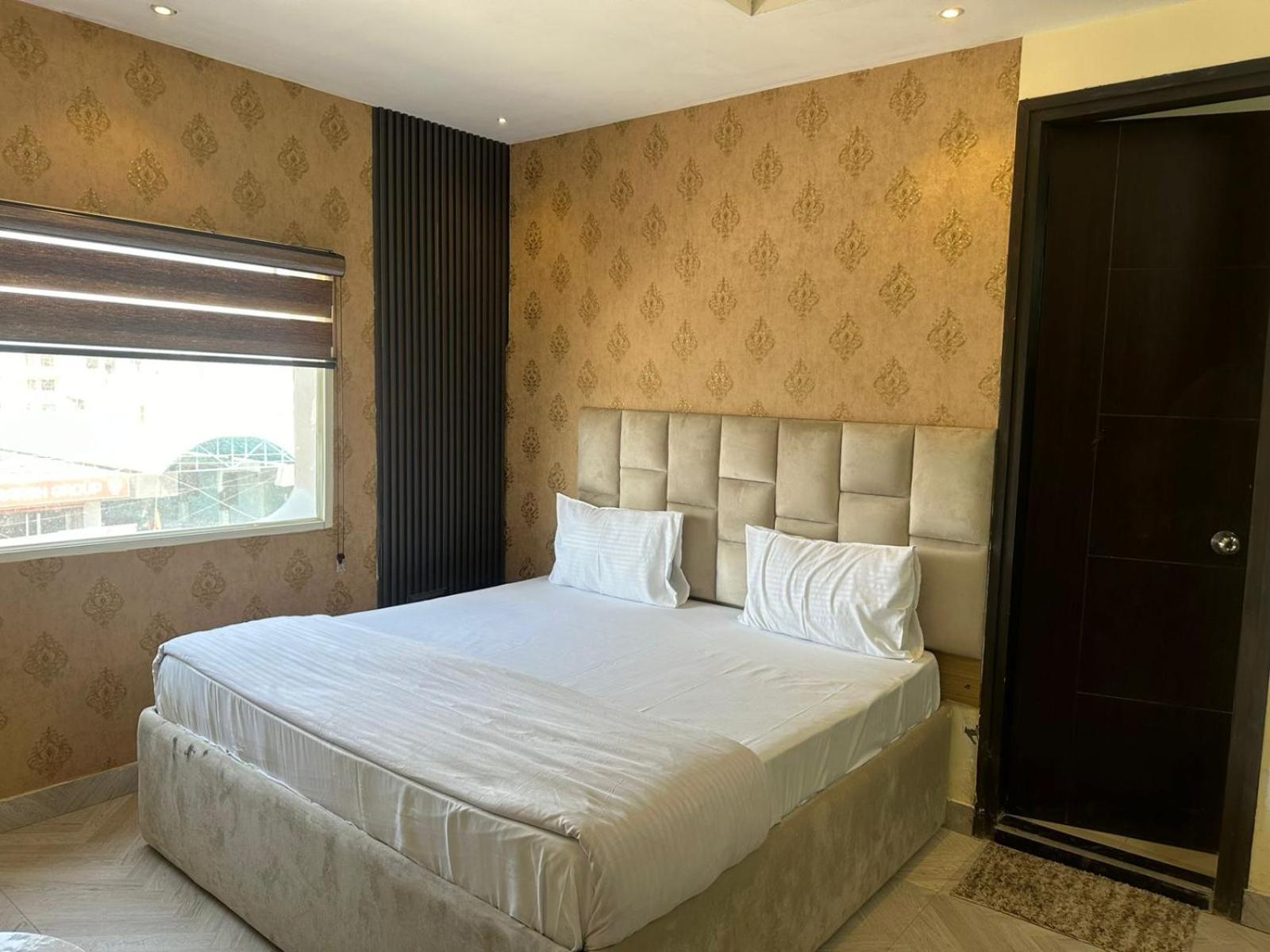 Hotel Kritika เกรทเตอร์นอยดา ภายนอก รูปภาพ