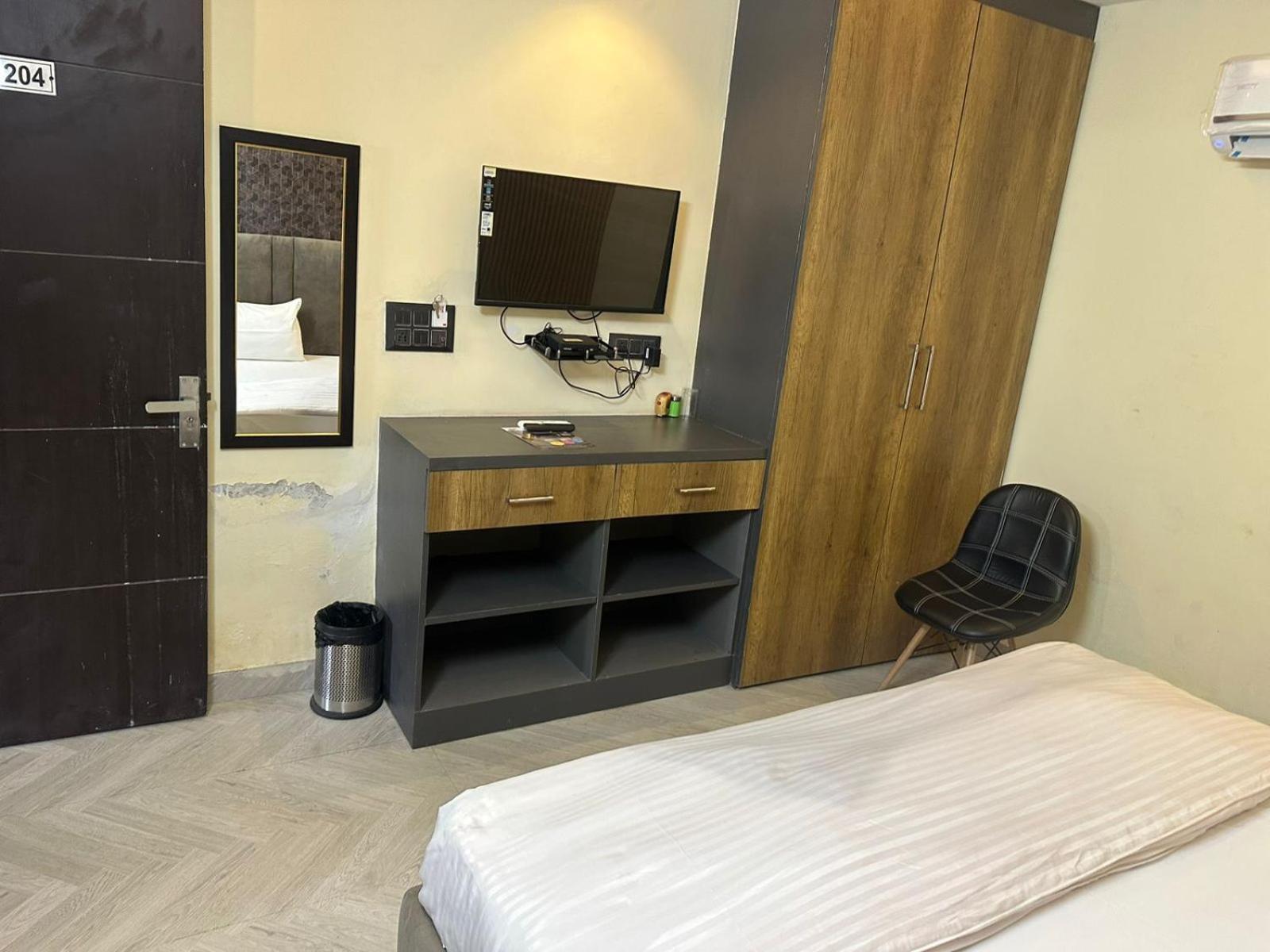 Hotel Kritika เกรทเตอร์นอยดา ภายนอก รูปภาพ